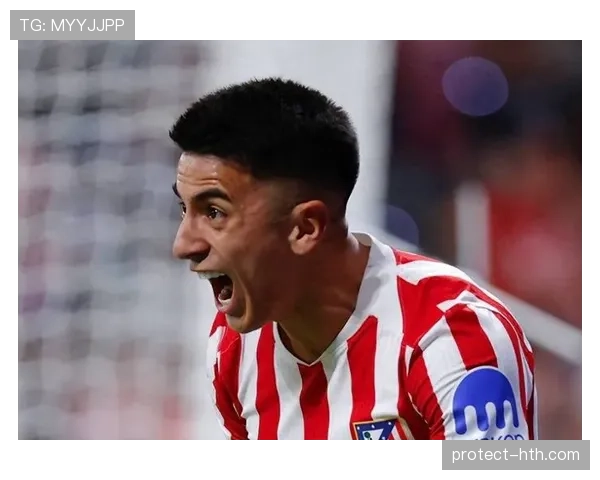 西蒙尼的防守反击战术持续提升,球队应对强敌挑战显现新变革 西蒙尼的防守反击战术持续提升,球队应对强敌挑战显现新变革