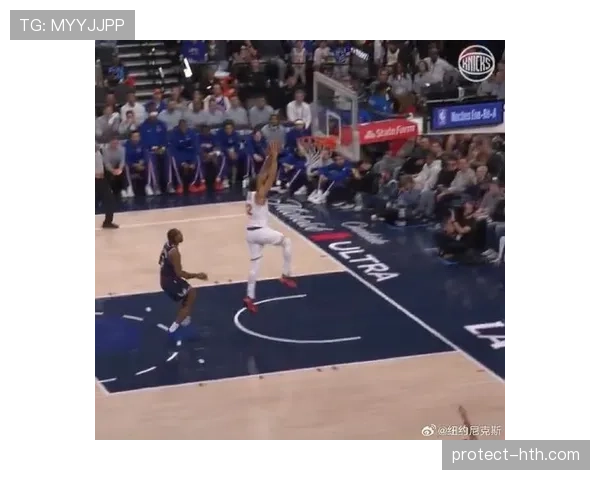 罗宾逊挡拆为布伦森制造错位，较无他时篮下效率飙升